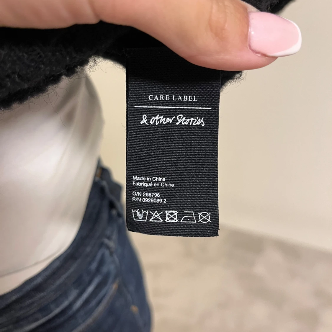 Svart stickad tröja från & Other Stories - 2