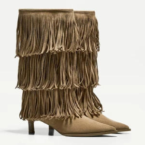 Beiga boots med fransar och spetsig tå - Säljer ett par sjukt snygga boots i beige mocka med  fransar. Aldrig använda, kontakta för fler bilder🩷nypris 859