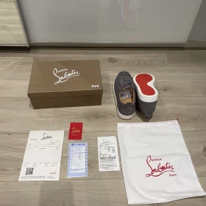 Louboutin skor - Helt nya och oanvända. Allt på bild medföljer. Inga problem alls!