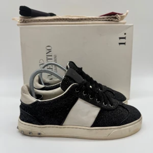 VALENTINO FLYCREW SNEAKERS - Valentino flycrews - Skick: 8,5/10 - Alla nitar sitter kvar - Storlek 35,5 sitter som 36 - Tillbehör: Dustbag - Nypris 7700kr - Hör av dig vid minsta fundering / Deluxecloset