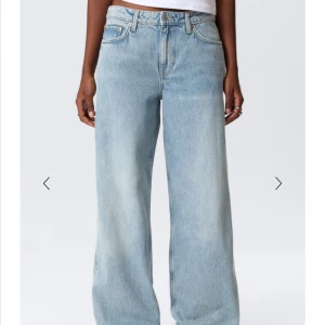 Ljusblå jeans  - Säljer ett par ljusblå jeans i modellen ample från weekday. Klippt slits vid fötterna.
