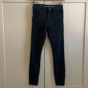Jeans - Skinny jeans med mid waist. Storlek xs från bikbok