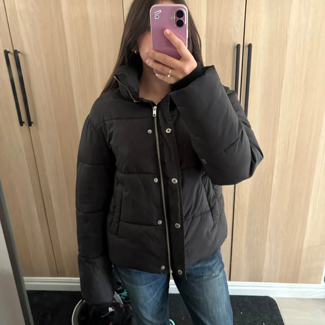 Svart pufferjacka med dragkedja - 1