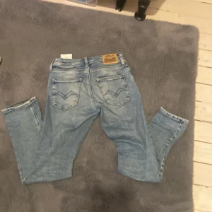 Replay jeans - Säljer ett par ljusblå jeans från Replay, modell Wallys. Tveka inte på att höra av dig om du har några frågor!