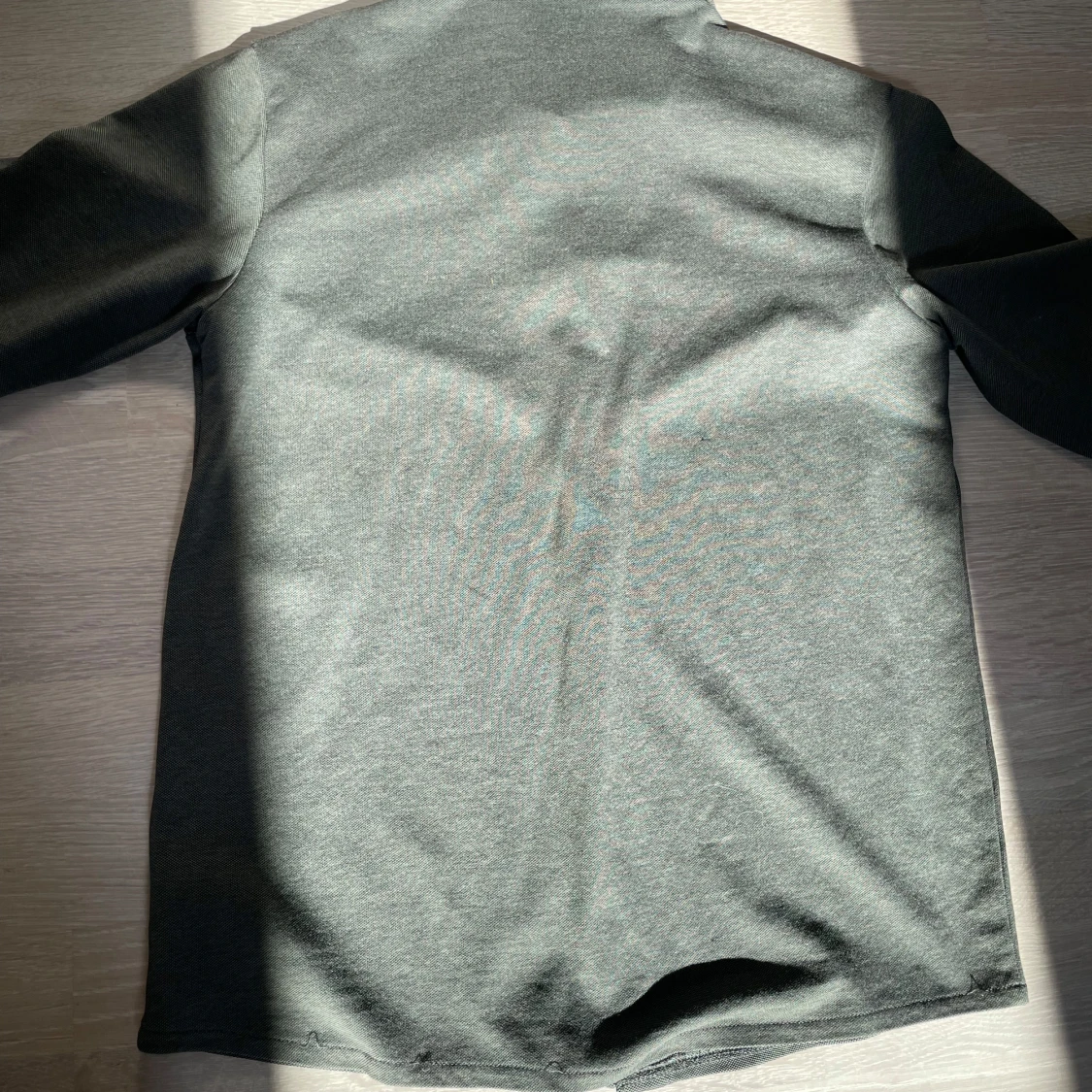 Grå skjorta med knappar från Knowledge Cotton - 2