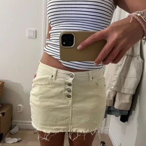 Ljusgul jeanskjol - Söt gul jeanskjol, passar bra på mig som har S-M (vet ej storlek)😊