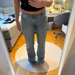 Straight/bootcut jeans från Abrand Jeans  - Superfina ljusblåa jeans i rak/bootcut-modell. Bekväma å snygga, bra stretch i sig!! Använda ett fåtal gånger!! 