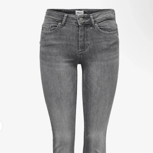 Grå bootcut jeans från ONLY - Snygga grå jeans från ONLY med bootcut passform och klassisk femficksdesign. Jeansen har hög midja och är tillverkade i stretchig denim som sitter bekvämt och framhäver benen. Perfekt för dig som gillar en stilren look med lite edge.