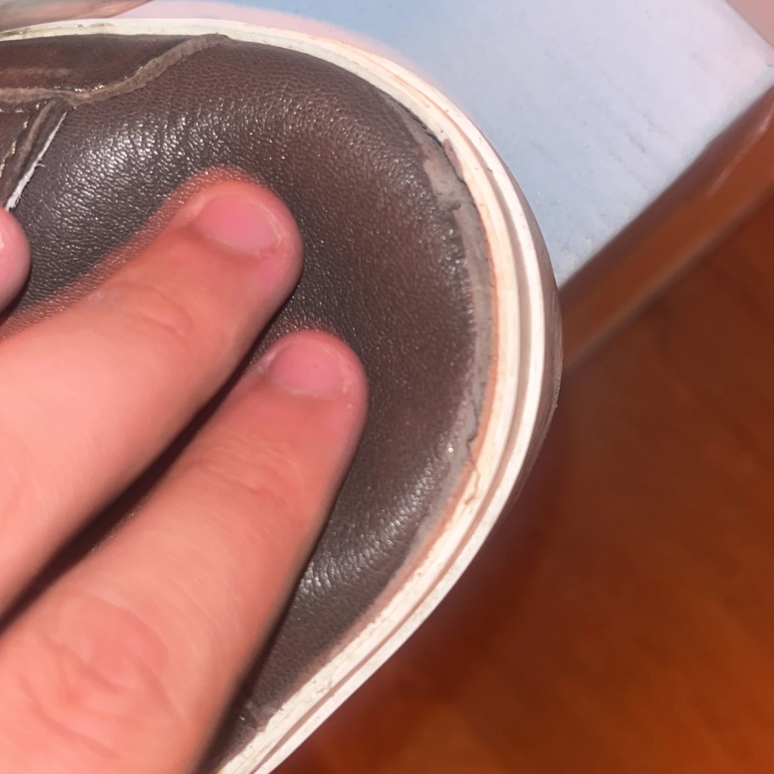 Bruna Philippe Model sneakers i skinn är lite söndriga som ni kan se på sissta bilden fast den syns inte när man har på de  - 3