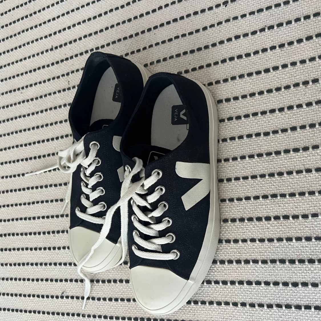 Svarta Veja sneakers med vit sula - 3