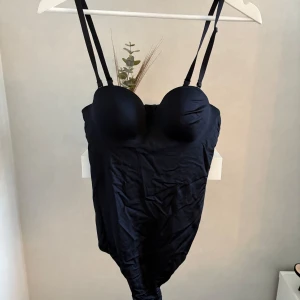 Svart body  - Svart push up body i strl 75A, aldrig använd💗