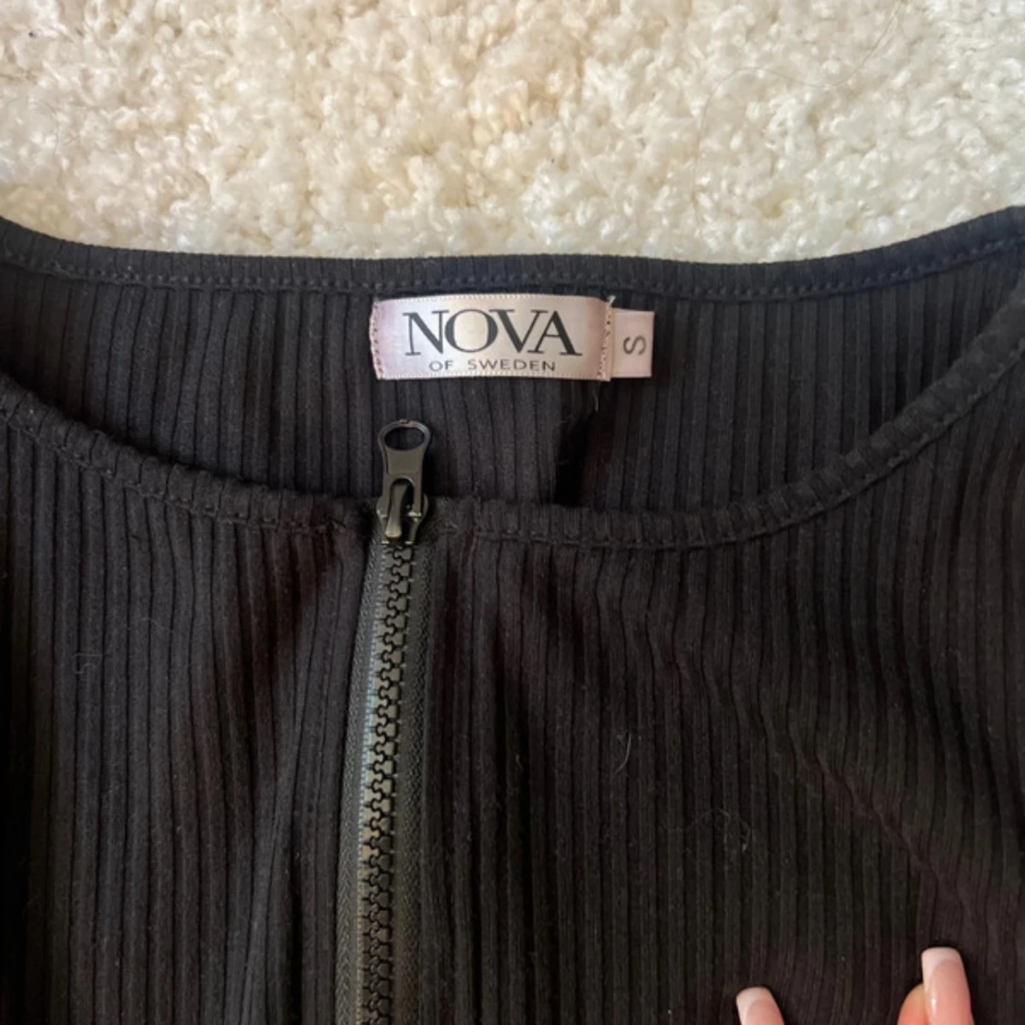 Svart ribbad topp med dragkedja  - 1