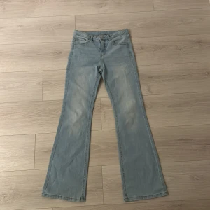 Bootcut ljusblå jeans från Kappahl - Snygga ljusblå bootcut jeans från Kappahl i storlek 164. Normal passform och raka ben som blir bredare nedtill. Orginalpris 379kr.