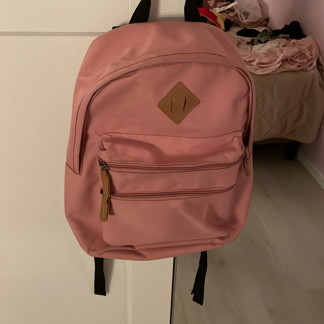 Rosa ryggsäck med bruna detaljer