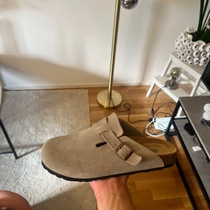 Birkenstock Boston beige mocka - Tja säljer dessa birkenstock i storlek 43. De sitter dock mer som 42/41 enligt mig men är riktigt feta. Priset kan diskuteras vid en snabb affär. 