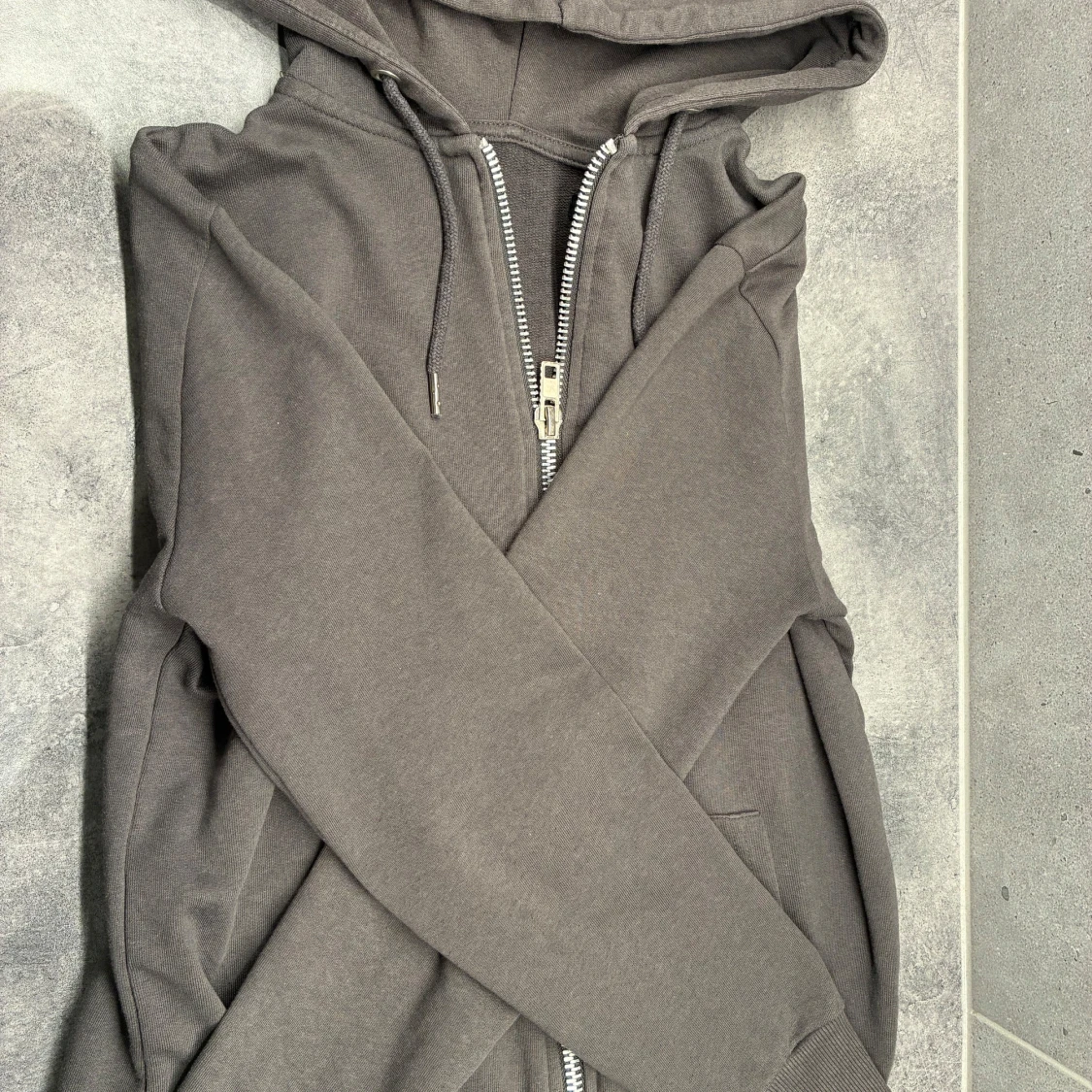 Mörkgrå hoodie med dragkedja TBLC  - 3