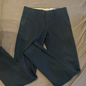 Mörkblåa chinos från NN07 (No Nationality 07), storlek 29/32 - Snygga mörkblåa chinos från NN07 med klassisk rak passform.             Hojta till vid frågor 🙌.                                                                             Pris går att diskutera 