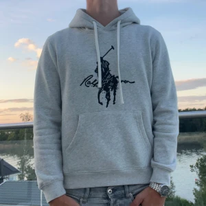Ralph lauren hoodie - Säljer en Raffe hoodie i bra skick och väldigt snygg, Storek M men passar även S. Kom privat för frågor, 182 på bilden🤩