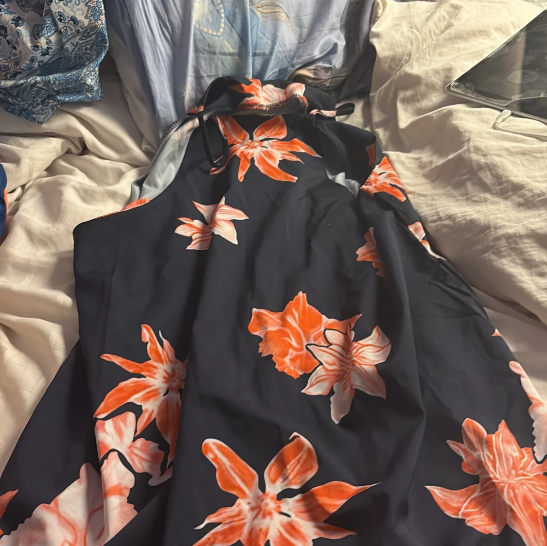 Blommig marinblå klänning från Yoins - 1