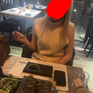 Beige stickad väst med polokrage - snygg polotopp. populär från zara!