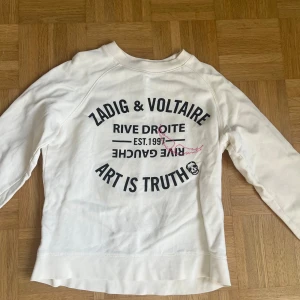 Vit långärmad tröja Zadig & Voltaire - Vit långärmad tröja från Zadig & Voltaire med svart tryck framtill och coolt statement. Rund hals och mjukt material, perfekt för chill dagar. Snygg passform och enkel att matcha med jeans eller shorts. Skriv vid minsta fråga!💕💕
