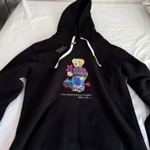  Polo Bear Ralph Lauren helt ny - Hej säljer nu min Polo Bear Ralph Lauren eftersom den inte passade mig. Helt ny, inte använd heller. Taggen finns kvar. Otroligt bra kvalité. Storlek XXL på tröjan men passar dig som bär L - XL. Men passar dig mer som bär storleken L. Priset är inte hugget i en sten.