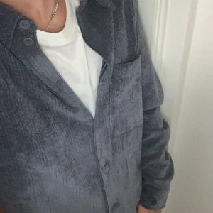 Mörkgrå/ blå aktig skjorta från Pier One - Säljer en snygg å väldigt fräsch skjorta som e som ny , använd 1 gång inte mer. Säljer för den sitter lite för stort på mig , storlek M 