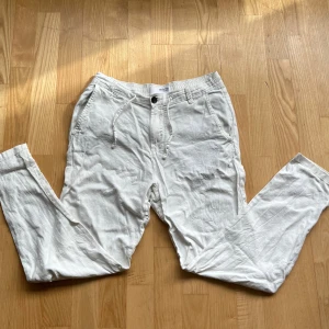Vita linnebyxor  - Säljer mina linnebyxor då de ej passar, fint och skönt material som sitter mer straight på kroppen, inga defekter🙌 nypris 999kr