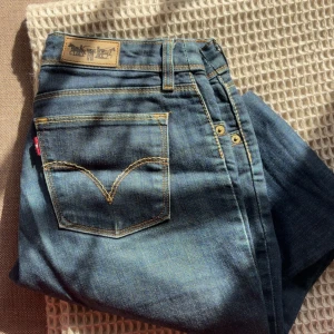 Levi's 572 Bootcut jeans blå - Snygga Levi's 572 Bootcut jeans i klassisk blå denim med kontrastsömmar och femficksdesign. Säljer då jag inte får någon användning av de. 