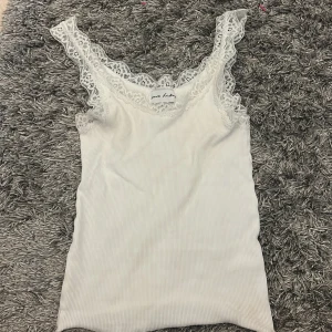 Vit spetskantad linnetopp Pure Friday - Ett spets linne ifrån Pure Friday i storlek xs priset kan diskuteras ❤️