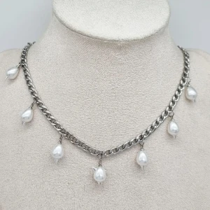 Handgjort halsband  - ✨️Originellt vackert halsband. Rostfrit stål med pärlor. Längd-40cm,kedjetjocklek-5cm 