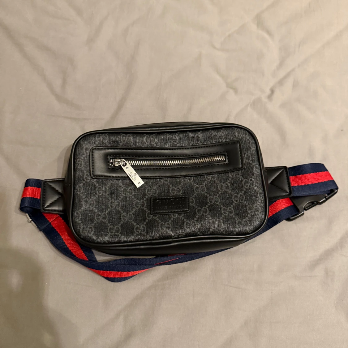 En till Svart Gg axelväska med mönster i annan modell 