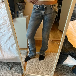 Blå jeans med volang detaljer  - Säljer ett par blå jeans från Name It med supermjuk känsla. Jeansen har volangdetaljer längs utsidan av benen och klassisk femficksdesign. Snygg tvätt och stretchigt denim gör dem både bekväma och trendiga. Jag ha sytt om dom här byxorna från skinny till lite utsvängt längst ner vid benet och lagt till en snygg ditalj💖