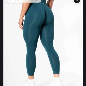 Mörkgröna leggings från Alphalete - Snygga mörkgröna leggings från Alphalete med hög midja och tight passform. Perfekta för gymmet eller träning, med stretchigt material som formar sig efter kroppen. Använd några gånger bara så mycket bra skick!💕