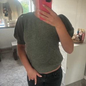 Grön stickad tröja med puffärm Vero Moda - Säljer en snygg grön stickad tröja från Vero Moda i storlek S. Tröjan har puffiga korta ärmar. Inte andvänd mycket alls kanske 5 gånger💗❤️