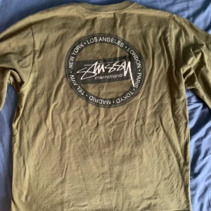 Stüssy tröja - Säljer min stussy tröja för att jag inte använder den och gör plats i garderoben den är i väldigt fint skick passar som en medium skulle jag säga den är av väldigt bra kvalitet och pris kan diskuteras skriv gärna om ni har några funderingar