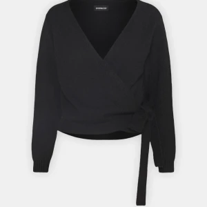 Svart omlottkofta - Jättefin svart omlottkofta med knytning. Perfekt till både höst och vinter. Den är helt oanvänd med prislapp. Storlek S är slutsåld på Zalandos hemsida . Pris kan diskuteras 💕 ‼️Lånad bild‼️