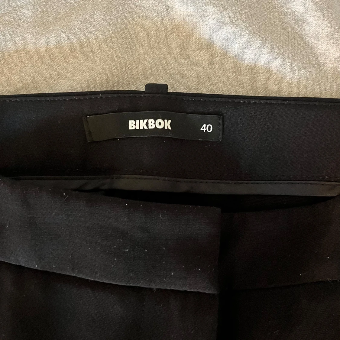 Svarta kostymbyxor från BikBok - 1