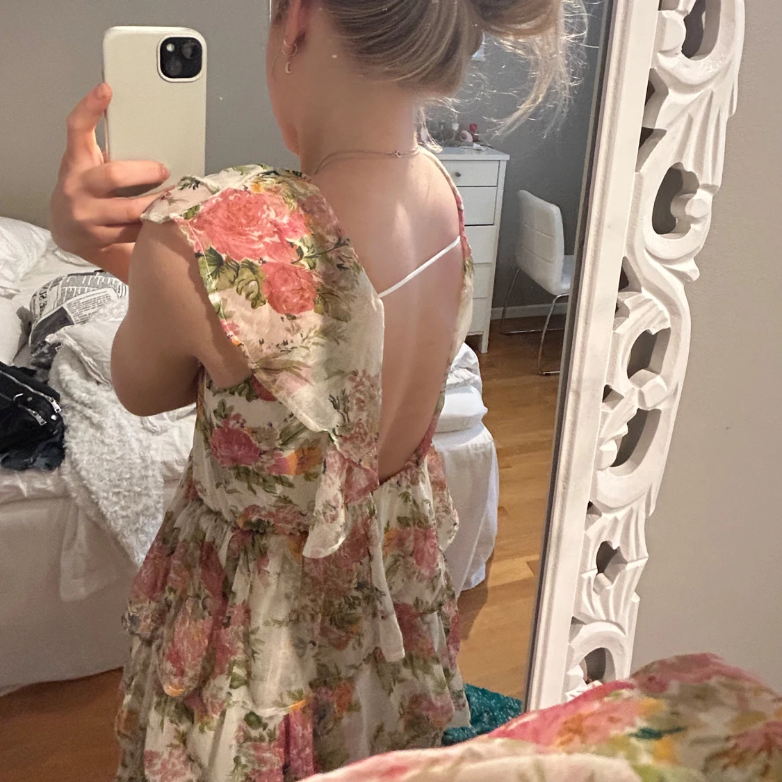 Blommig kortklänning med volanger - 1