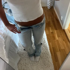 Snygga Zara jeans  - Snygga jeans från Zara med hål på knäna!!💓💓Måtten: Midjemått=36 Innerbensläng= 77 Ytterbenslängd=101