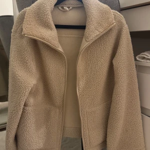 Teddyjacka H&M - Teddyjacka från HM  Beige Storlek S Bra kvalité  Fin och varm