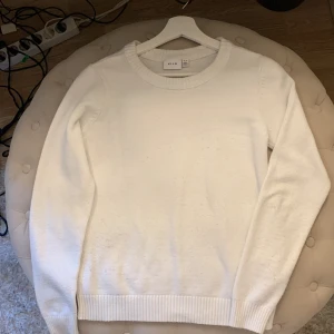 Vit stickad tröja från VILA XS - Vit stickad tröja från VILA i storlek XS. Tröjan har rund halsringning, ribbade muddar vid ärmslut och nederkant samt långärmade ärmar. Varm och jätte skönt material, inga fläckar eller hål. Passar även S💗