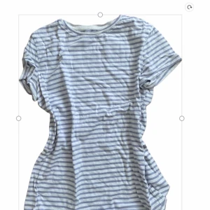 Fin randig t-shirt från H&M! - Superfin blå och vitrandig tshirt från H&M i 100% bomull. Strl 158/164 men motsvarar en XS/S💗 säljer då den inte kommer till användning! Fint skick