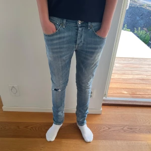 Dondup George jeans  - Säljer nu dessa Dondup George jeans, skriv fler fler bilder/frågor🙌🏼