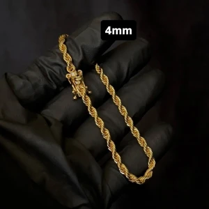 Cordell Armband Äkta 14K Guldplätering 4mm - Exklusiv cordell länk i 14K guldplätering! Utrustad med ett exklusivt kistlås och stämpel 14K för en exklusiv känsla och look! Finns i storlek 19 och 20cm. Vänligen kontakta mig innan köp angående vilken storlek ni ska ha, OBS foto ex är 20cm, vikt kan variera något från kedja till kedja samt pga längd.