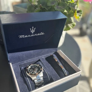 Maserati klocka - Ceramisk Maserati klocka i bra skick (5000kr nypris). Armband inkluderat i pris, alla original delar medföljer. Möjligt att förhandla priset!