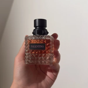 Valentino Donna Born In Roma EdP 50ml - Valentino Donna Born In Roma Eau de Parfum, 50 ml. Jag säljer denna parfym då jag aldrig använt denna heller, och mitt intresse för parfymer minskat. Parfymen är helt oanvänd, och har en god,feminin floral doft. Jag köpte denna för 850, och kan tänka mig sälja denna för 450 men är öppen för annat! Kontakta mig gärna ifall du har några frågor!:)