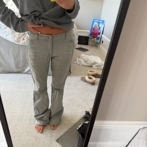Grå bootcut jeans med ribbade detaljer - Supersnygga vintage bootcut jeans, skulle säga ungefär storlek 36-38☺️