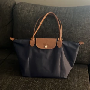 Marinblå Longchamp väska - Säljer en snygg marinblå handväska från Longchamp 