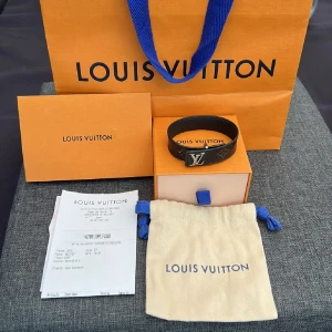 Louis Vuitton armband - Hej! Säljer ett äkta lv armband i 19 mm storlek! Allt og ingår! Hör av dig vid frågor